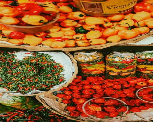 Puesto de verduras frescas en un mercado de México